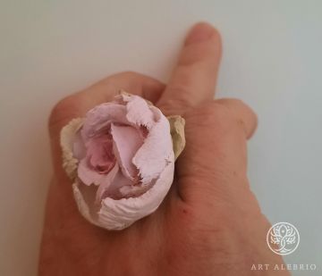 Кольцо "Роза" из сертифицированной текстурной пасты, безразмерное, не боится влаги