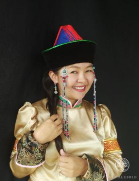 Earrings are also temporal pendants to a national headdress.