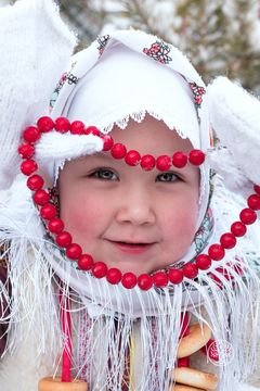 My cheeks are scarlet, the snow is spinning, I’ll put on red beads and white mittens.