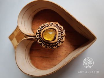 Кольцо из бересты инкрустированное Балтийским янтарем
